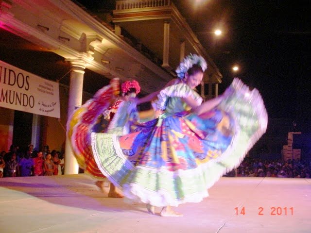 Imagenes muy lindas de danza floklorica nicaraguense en el VII Festiva Internacional de Poesia